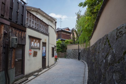 Stone-paved roads between Yasaka Shrine (八坂神社) and Kiyom