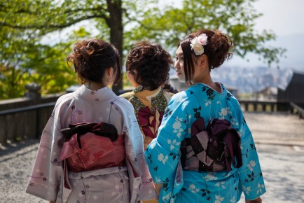 Girls wearing Kimono at Kiyomizu Temple (清水寺), Kyoto