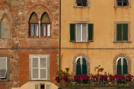Building windows in Piazza San Michele, Lucca