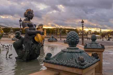 Fontaine des Fleuves at Place de la Concorde with Jardin des Tui