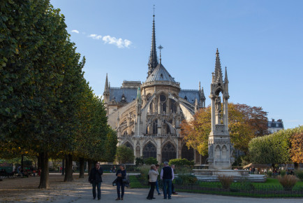 Fontaine de l’Archevêché against Notre-Dame at Square Jean X