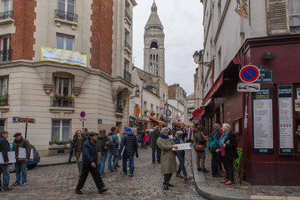 Artists and tourists at Rue de Chevalier de la Barre near Sacré